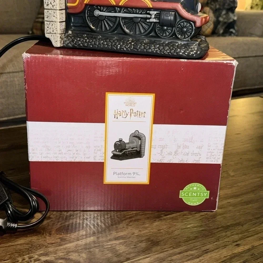NWT SCENTSY Harry Potter Platform 9 3/4 Full Size Wax Melt Warmer Plug In